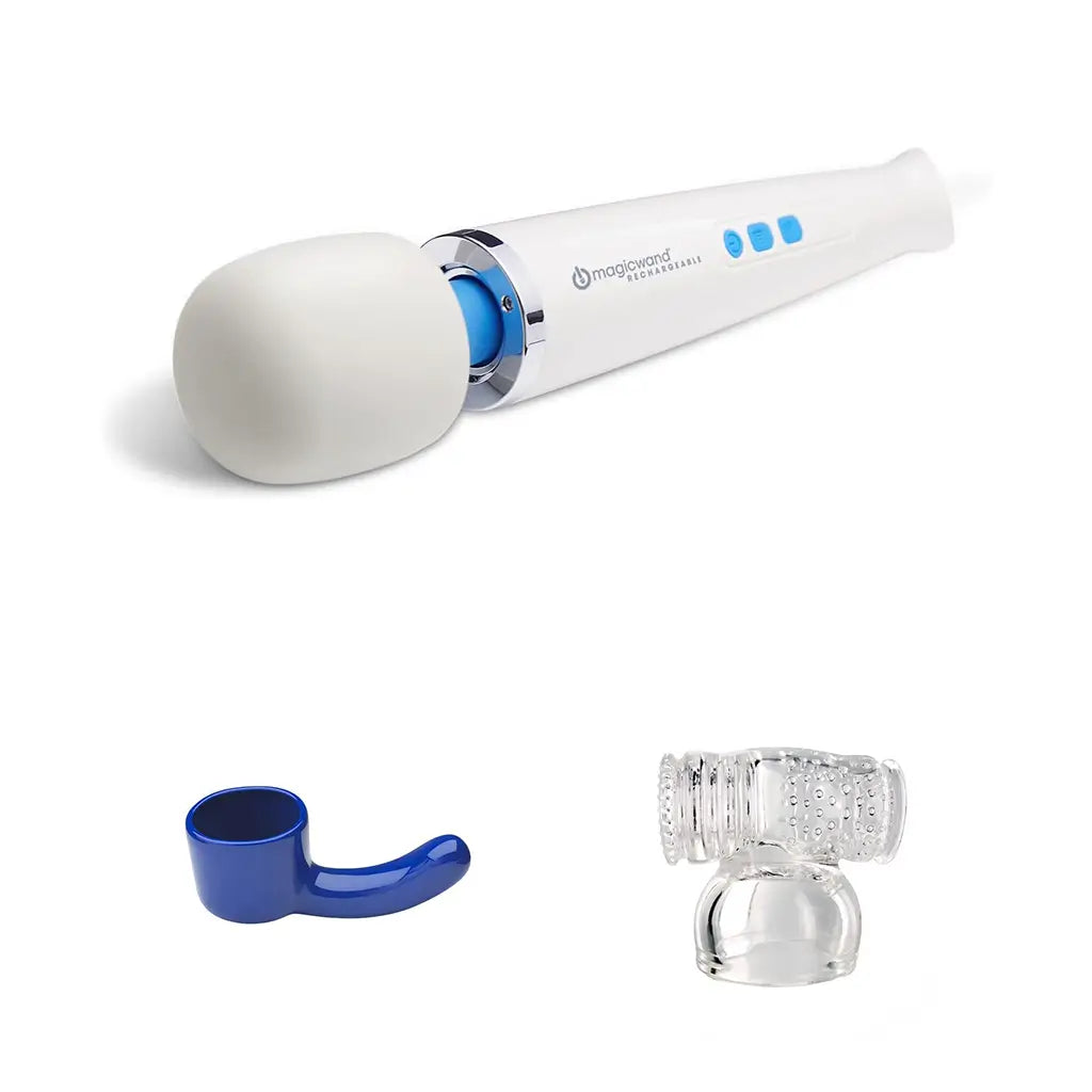 Magic Wand Rechargeable Set Completo — masajeador blanco inalámbrico y, debajo, los accesorios Curved Blue azul y Hummingbird transparente