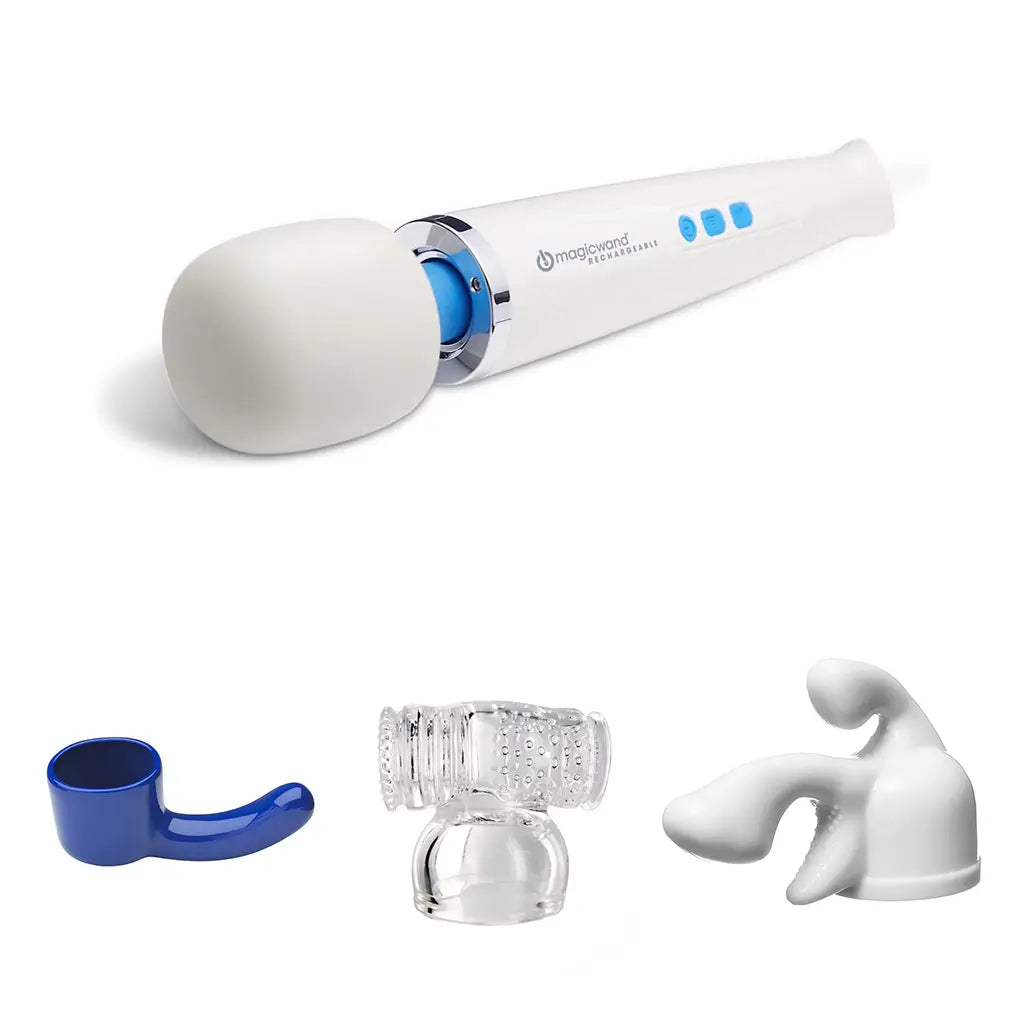 Magic Wand Rechargeable Set Premium — masajeador blanco inalámbrico y, debajo, los accesorios Curved Blue azul, Hummingbird transparente y Tri-Gasm blanco